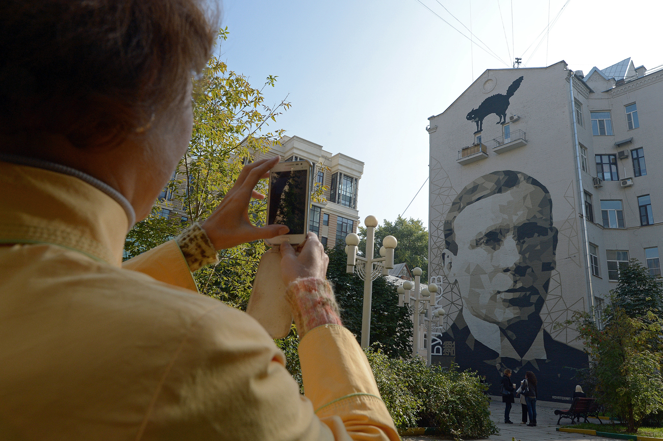 Ein Graffiti Bulgakows prangt bereits an einem Wohnhaus in der Gasse Bolschoj Afanasjewskij in Moskau.