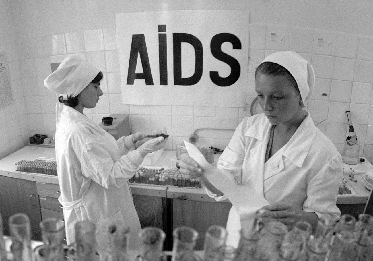 Enfermeiras em centro soviético de testagem para HIV e Aids, em 1987