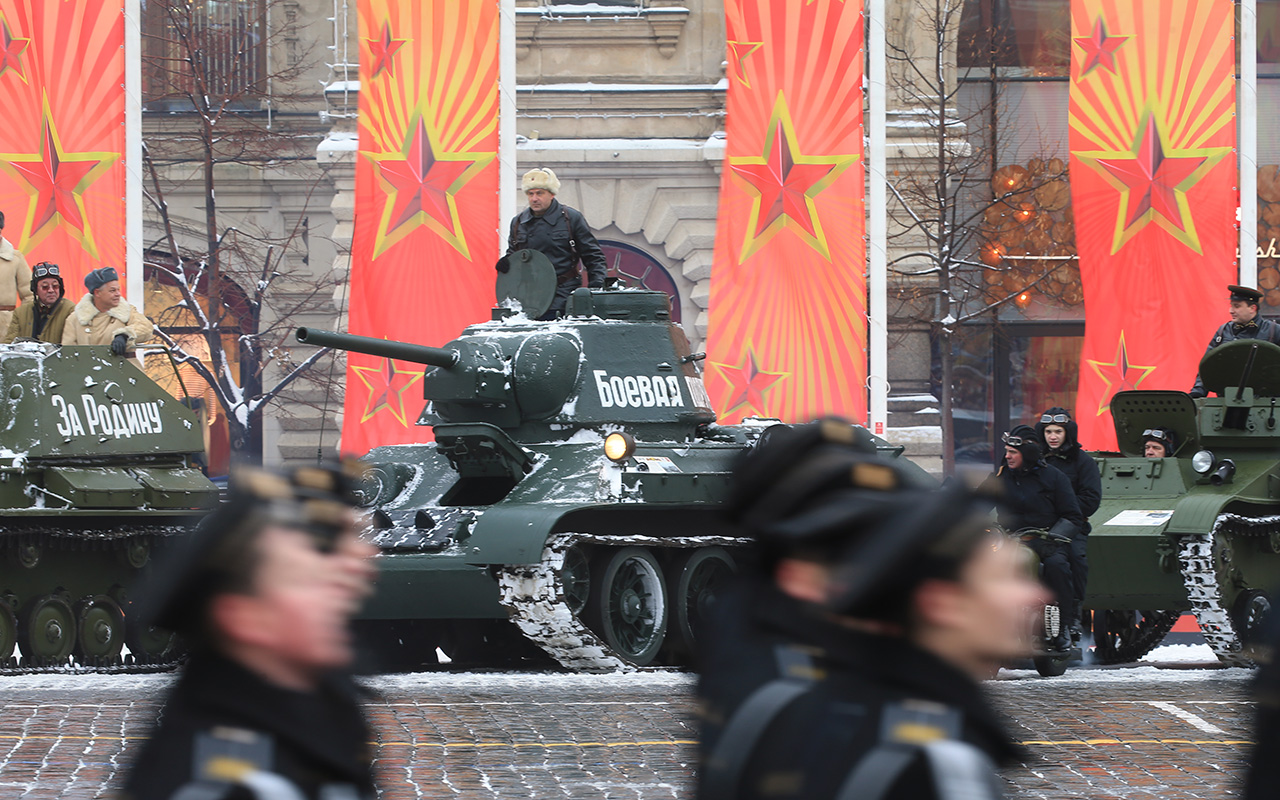 The military equipment of the Great Patriotic War era - tanks T-34, T-38, T-37 and T-60 and Katyusha multiple rocket launchers - paraded across the square. The equipment will stay there until 5 p.m.