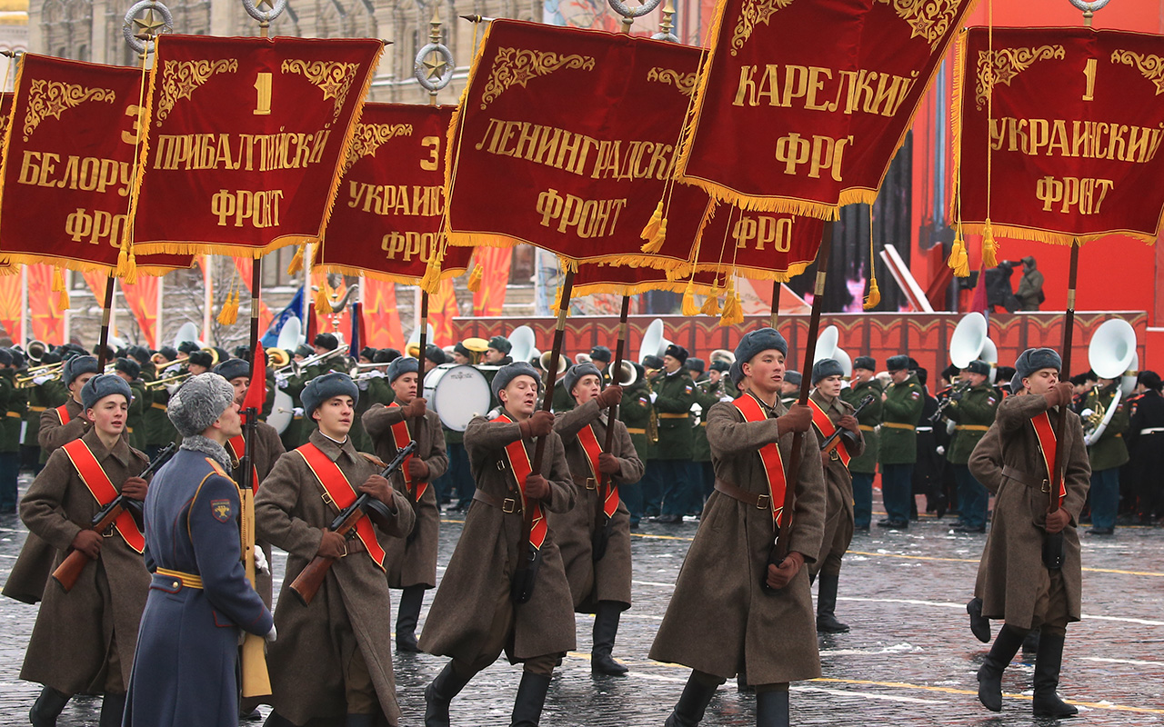 O aniversário do desfile militar de 1941 na Praça Vermelha, em Moscou, foi aberto por soldados acompanhados das bandeiras de regimentos que defenderam a capital russa há 75 anos.
