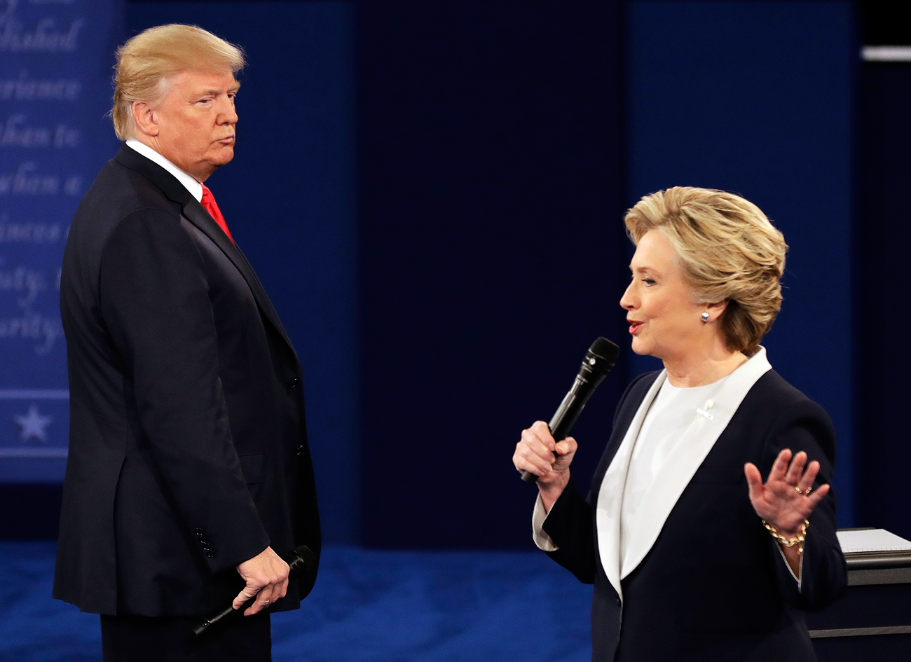 Secondo un recente sondaggio della WIN/Gallup International Association, realizzato in 45 Paesi, la Russia è l’unico Paese dove Donald Trump supererebbe Hillary Clinton, con un margine di 23 punti. Nella foto, i due candidati alla Casa Bianca.