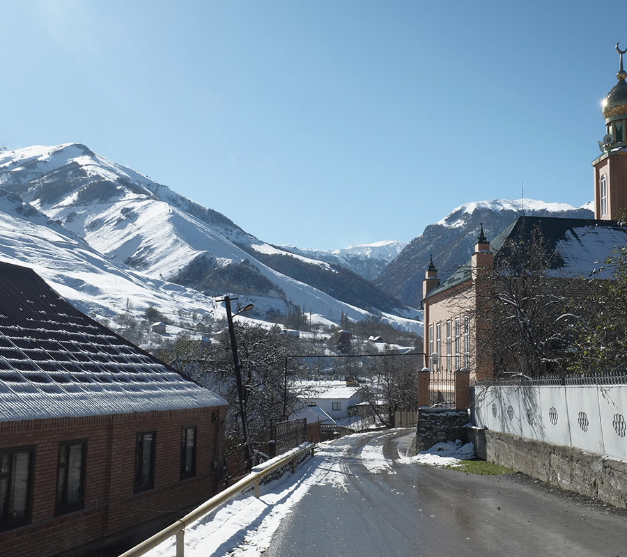 Selon les traditions du Caucase, l’invité est la personne la plus importante de la maison. Dites adieu à votre régime. La cuisine locale et les traditions vous garderont bien nourri. Ne manquez pas la danse traditionnelle Lezginka et prenez un cours de port du foulard auprès des musulmanes locales.