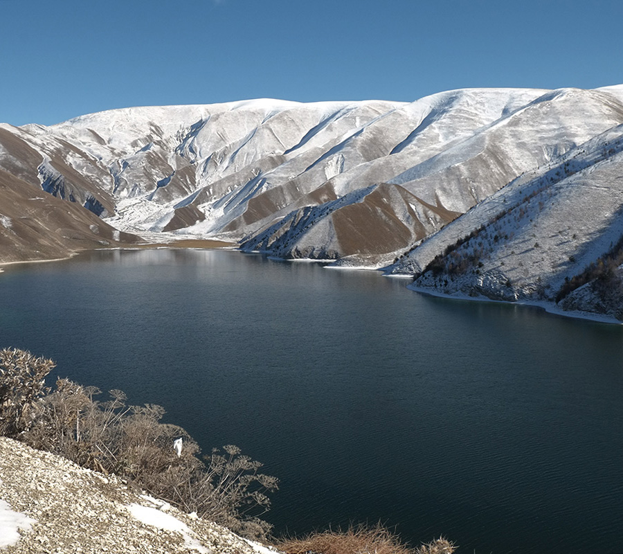 Un moderno impianto turistico non lontano dal lago offre ai visitatori la possibilità di godere con calma delle meraviglie del posto: l’ideale per chi vuole provare la cucina locale, rilassarsi ammirando le montagne o sperimentare le diverse attività sportive che si possono praticare in questa zona. In questi posti si incrociano anche dei piccoli villaggi dove, durante la stagione invernale, vivono solamente un paio di famiglie