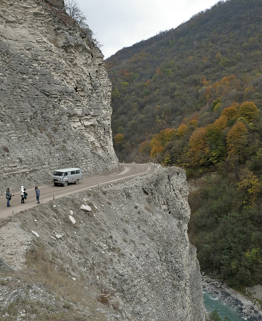 Чеченската република все още не е безопасно място за индивдуални пътувания, но регионът работи по мерки за привличане на туристи от цял свят, като предлага различни "ол инклузив" турове за чужденци. Природата тук е добре съхранена, а липсата на големи градове прави въздуха свеж, а езерата – кристално чисти.