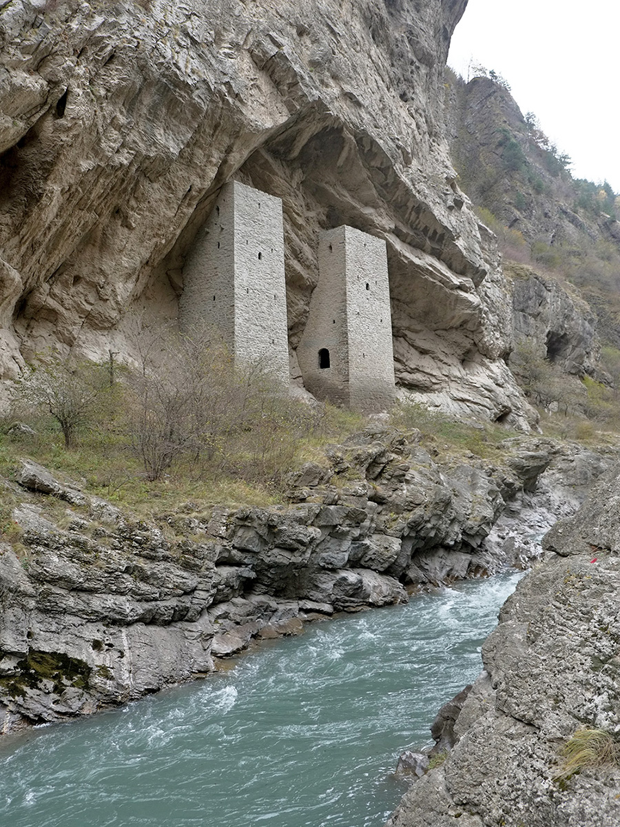 Svi strani turisti koji planiraju putovati izvan glavnog grada moraju za to unaprijed osigurati odgovarajuće dokumente uz pomoć turističke agencije (najmanje 2 mjeseca ranije). Kad prođu sigurnosnu provjeru, bit će im dozvoljeno prelaziti granicu u područja izvan Groznog.