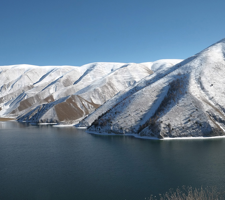 Кезеной-Ам е най-голямото планинско езеро в Северен Кавказ (на снимката). Разположено е на надморска височина от 1869 метра; водата тук е студена през цялата година.
