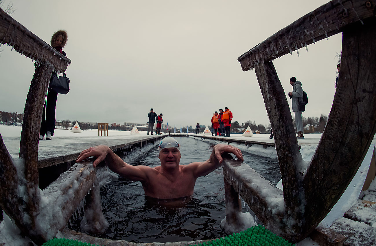 Учесници во зимскиот пливачки фестивал „Ледостав“ на брегот на Шуваловское езеро во Санкт Петербург, Русија.