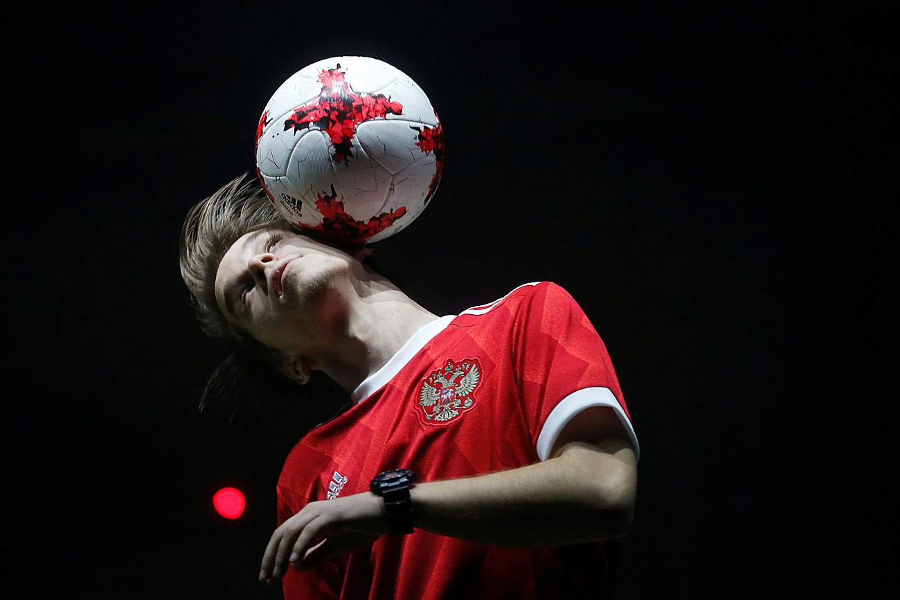 Фри-стајл фудбалер игра со официјалната топка за време на отворање во Москва на  ФИФА Купот на Конфедерации2017 во Русија. Топката е производ на германската спортска компанија „Адидас“.