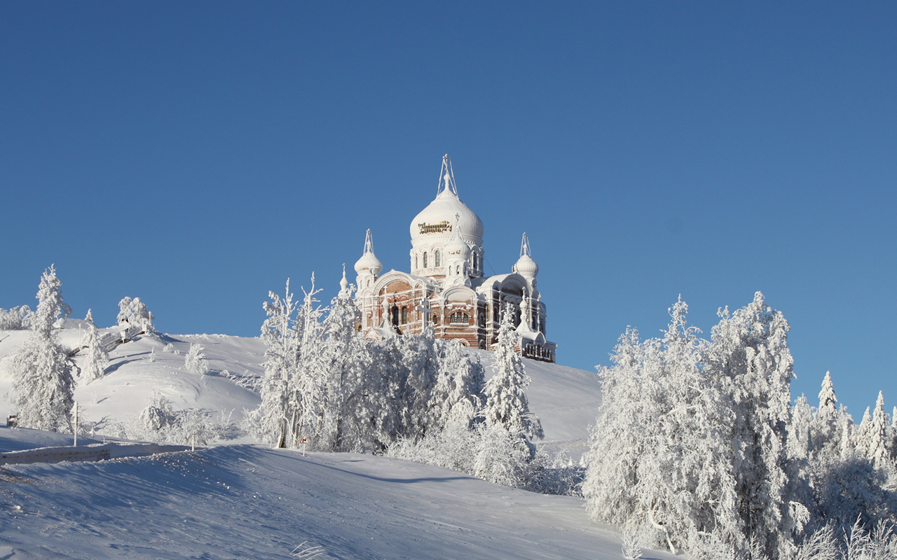 Belogorski samostan udaljen je 85 km od Perma, regionalnog centra Permskog kraja. Zahvaljujući tamošnjoj klimi tijekom zime je cijela crkva prekrivena injem, pa podsjeća na dvorac iz bajke načinjen od šećera. Na ovom mjestu je još 894. godine bila podignuta drvena crkva.
