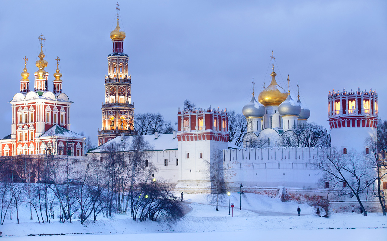 Новодевическият манастир е една от най-красивите архитектурни забележителности в Москва; основан е през 1524 година. Разположен е на нещо като полуостров, заобиколен от трите страни от р. Москва. Манастирът се състои от 14 сгради, включително жилищна част, административни сгради, камбанарии и църкви.