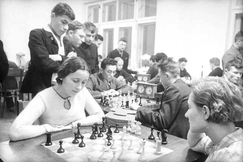1937. Soirée au club d’échecs à la Maison des Métallurgistes à Magnitogorsk, 1700 km au sud-est de Moscou.