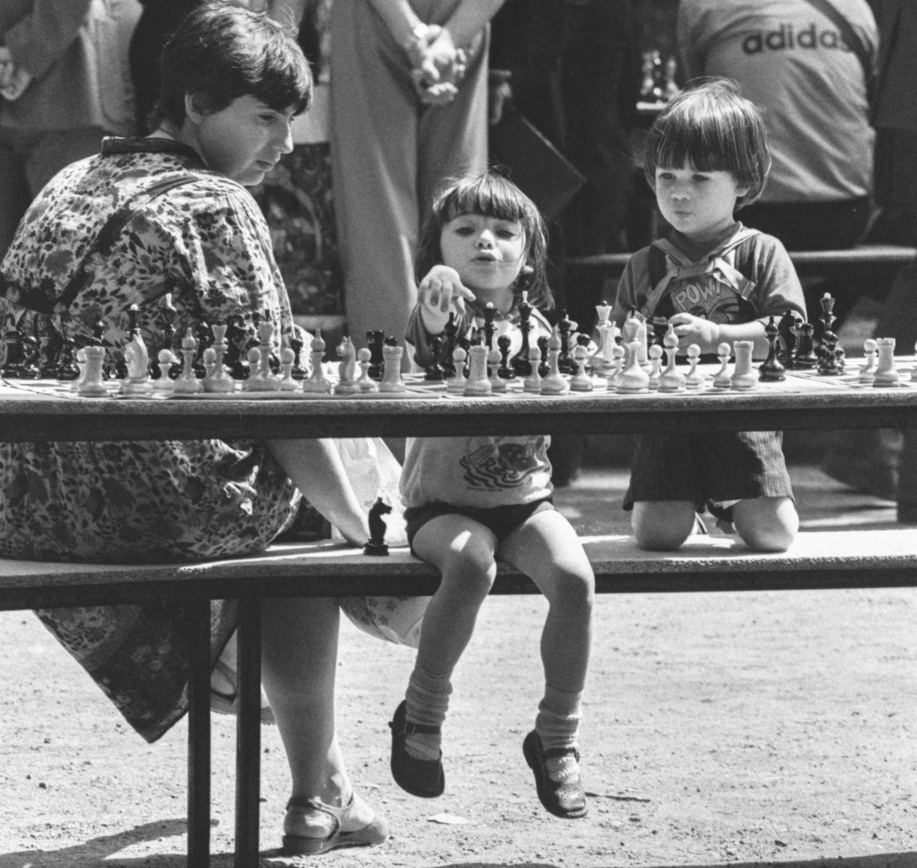 1988: Junge Teilnehmer eines Open-Air-Schachfestivals in Moskau. 