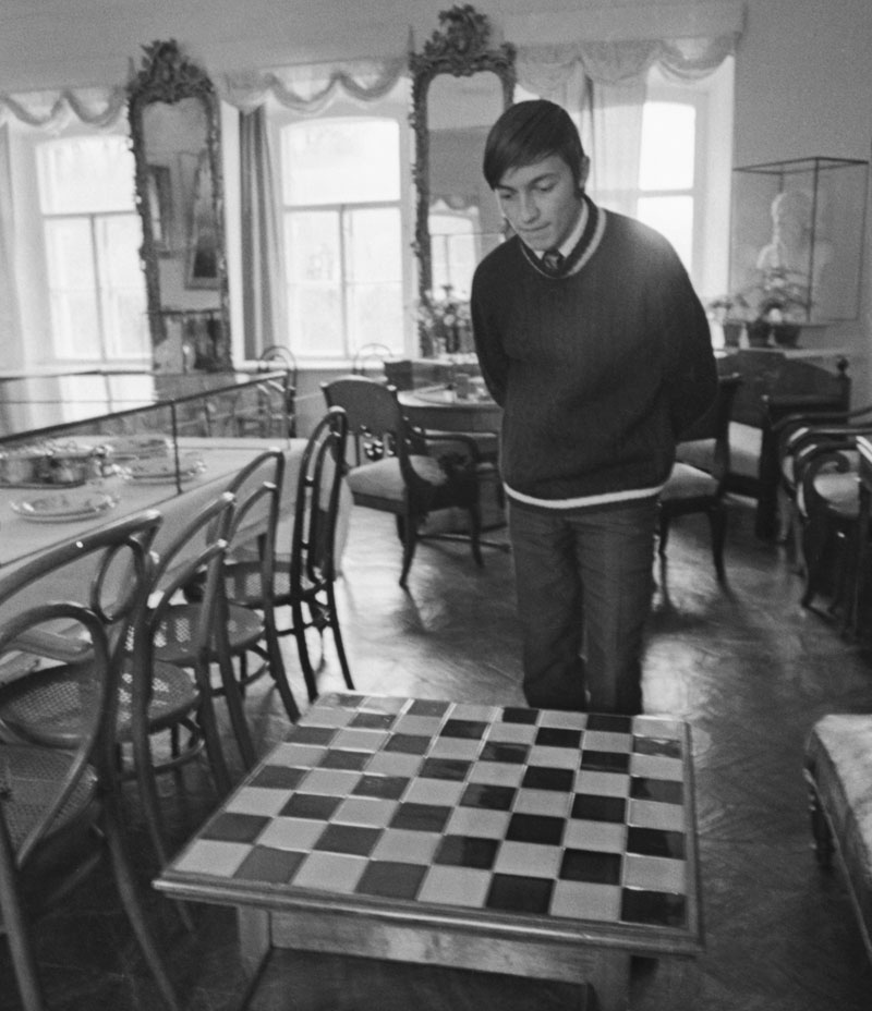 1973. Велемајстор Анатолиј Карпов разгледа шаховску таблу Лава Толстоја на пишчевом имању у Јасној Пољани, 200 km јужно од Москве.