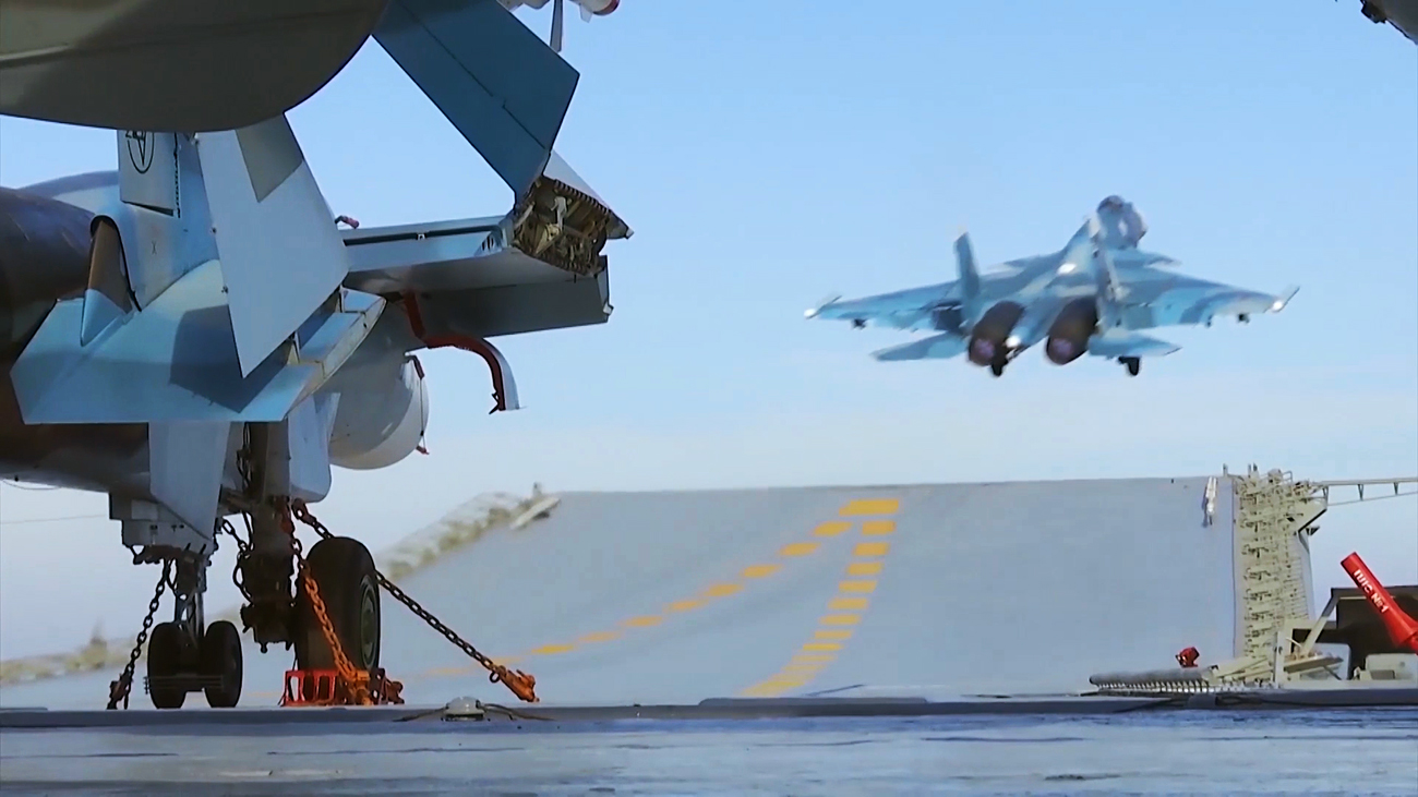 Caça Su-33 decola a partir do porta-aviões Almirante Kuznetsov