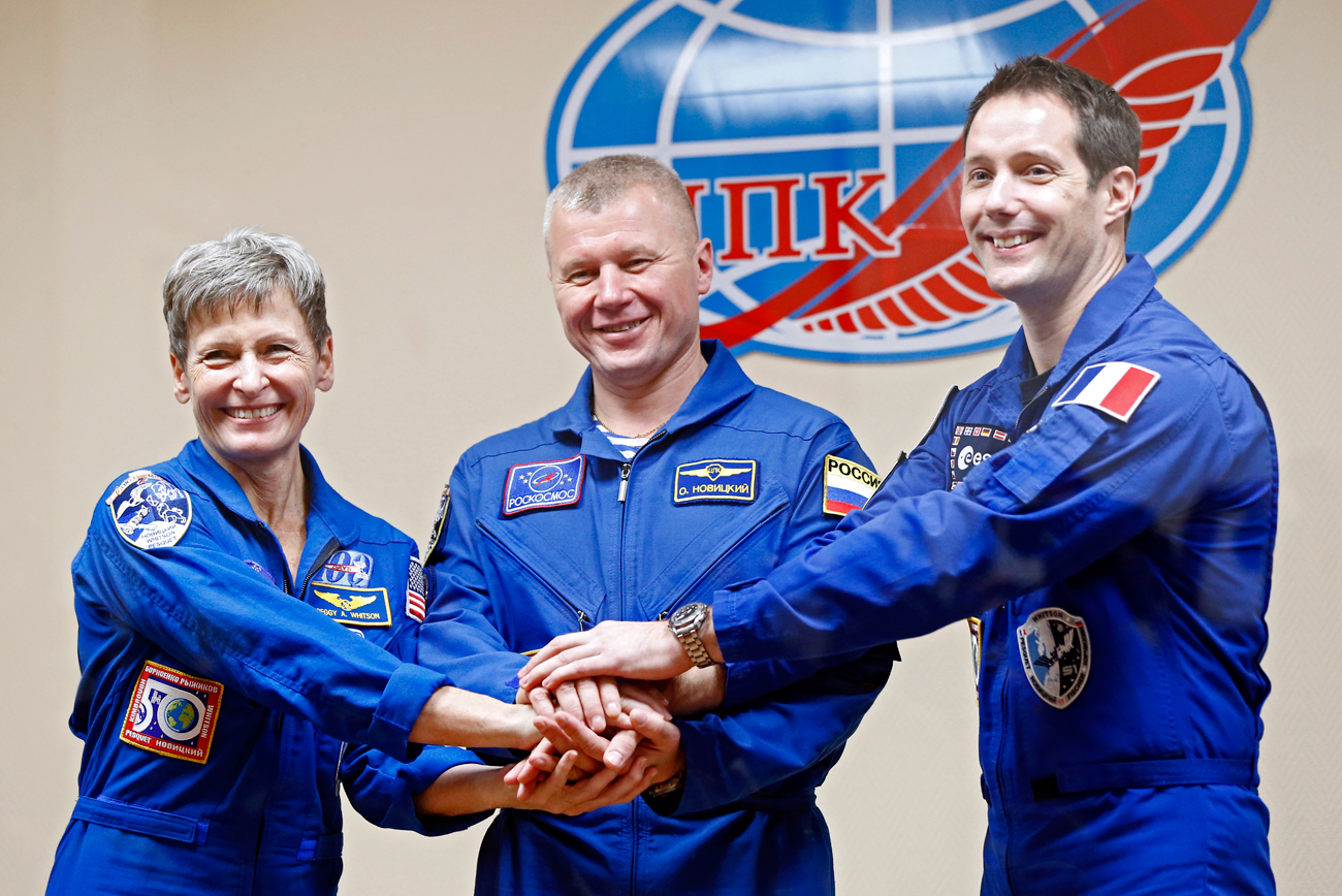 Crew members of Expedition 50/51 to International Space Station US astronaut Peggy Annette Whitson (L), French astronaut Thomas Pesquet (R), and Russian cosmonaut Oleg Novickiy (C) attend a press conference at the Russian leased Baikonur cosmodrome in Kazakhstan, 16 November 2016. The Soyuz MS-03 mission to the ISS is scheduled for 18 November 2016.