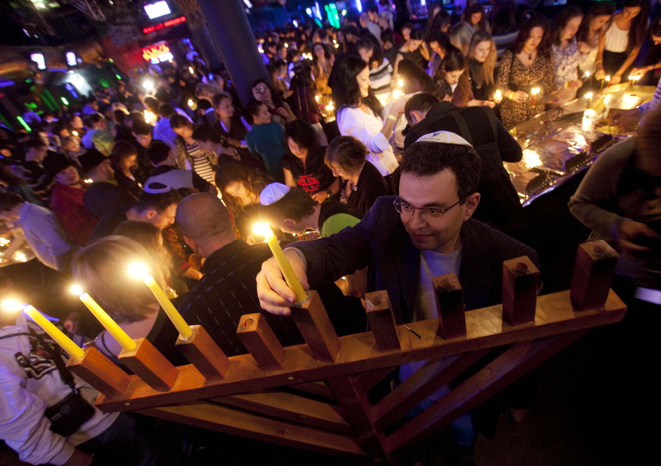 The simultaneous lighting of 1,400 candles at a Hanukkah party put Zona clubbers in the Guinness Book of Records.