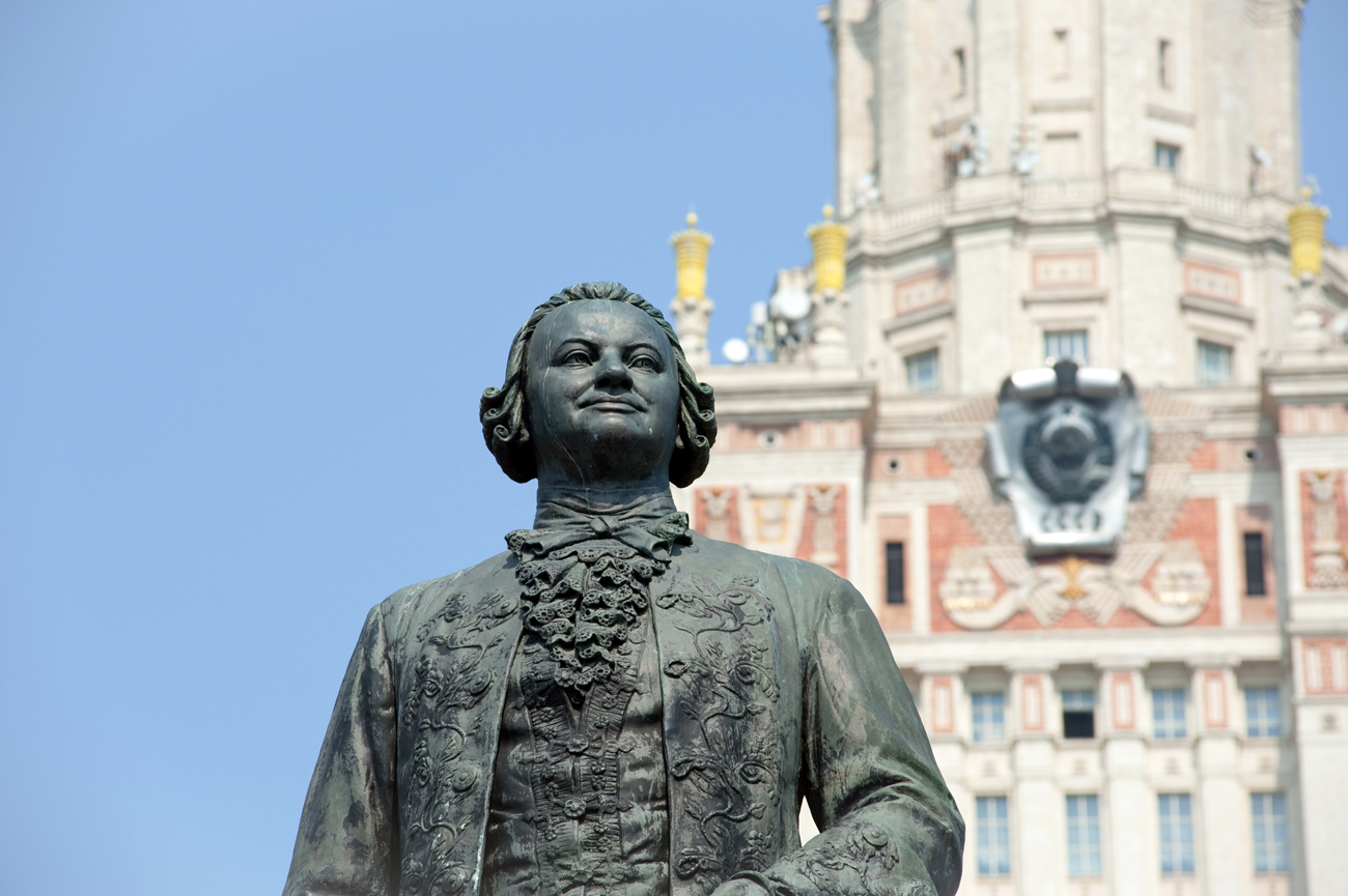 Паметникът на Михаил Ломоносов пред главната сграда на Московския държавен университет (МГУ).