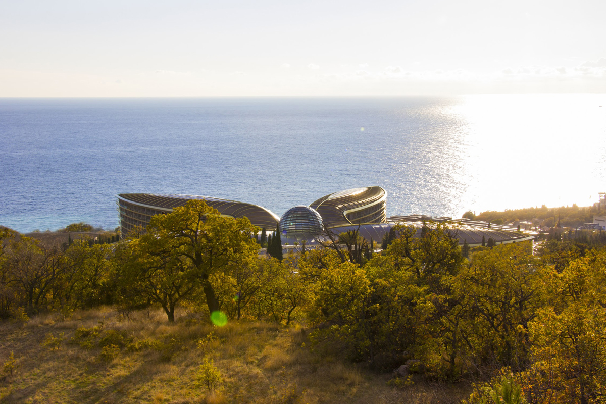 Mriya resort between the mountains and sea.