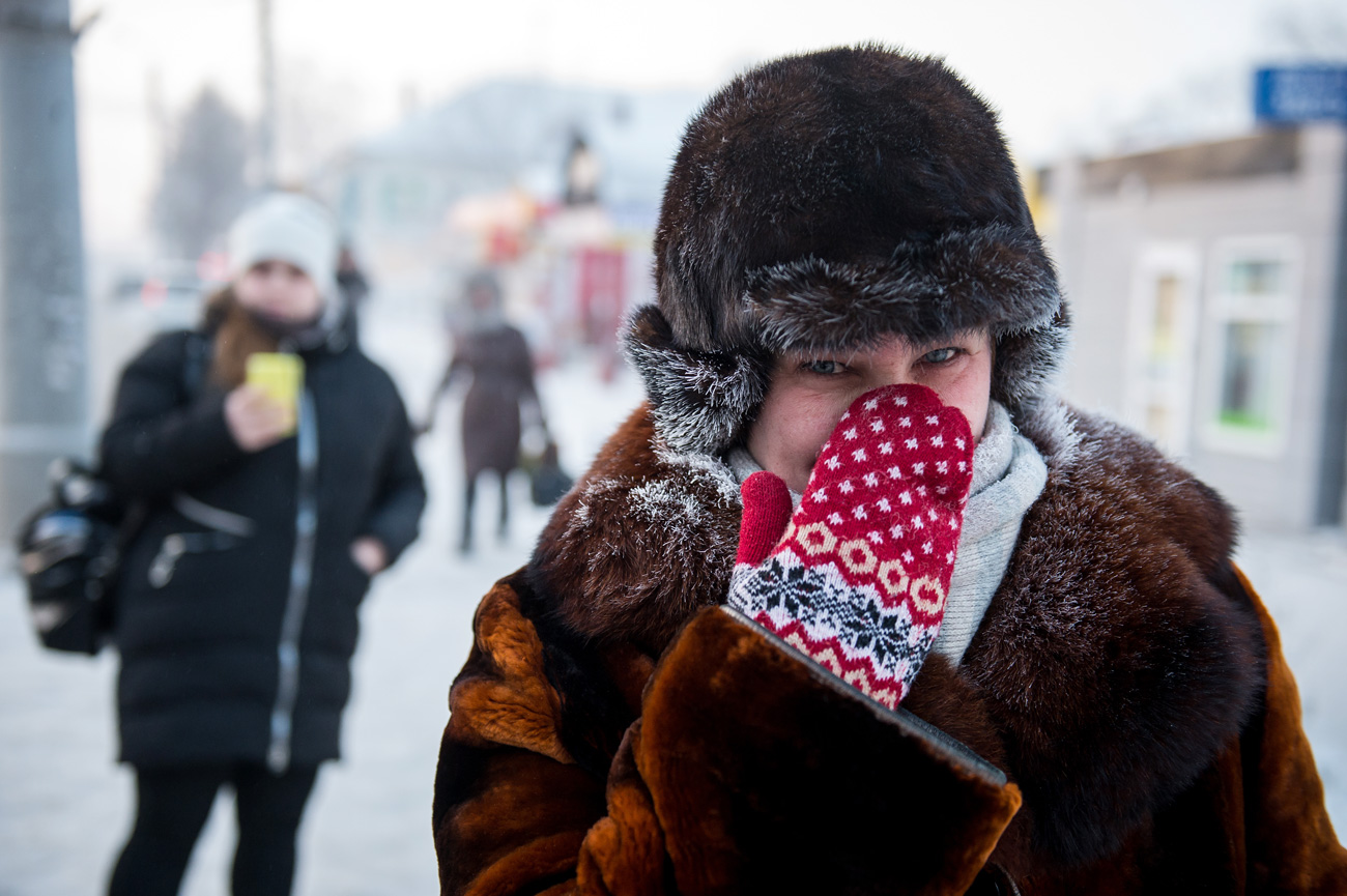 Omsk hit by extreme cold weather. Местные жители во время сильного мороза в Омске.
