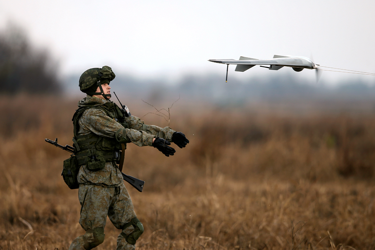 The Swarm System is the latest development from the American defense industry. The concept is plain: to confuse the enemy's air defense systems by creating interference. Photo: A Russian soldier launches a drone.