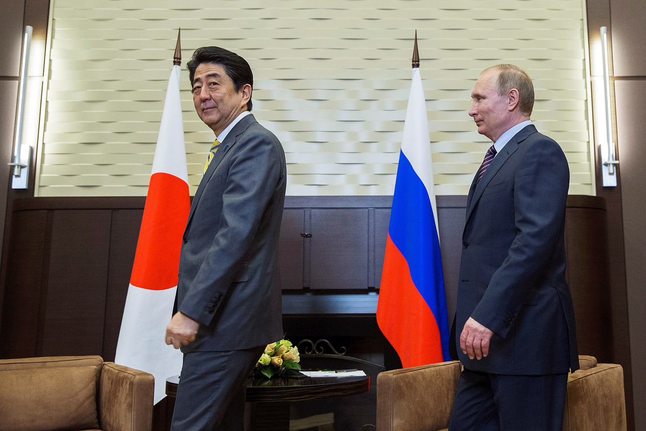 Ruski predsjednik Vladimir Putin i japanski premijer Shinzo Abe, tokom sastanka u Sočiju.