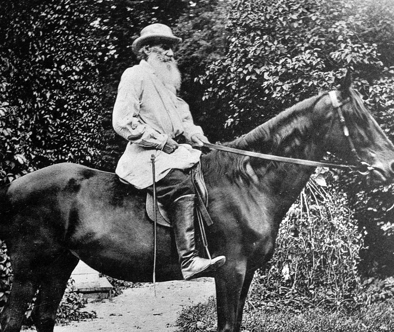 Лев Толстой върху кон в Ясная поляна.