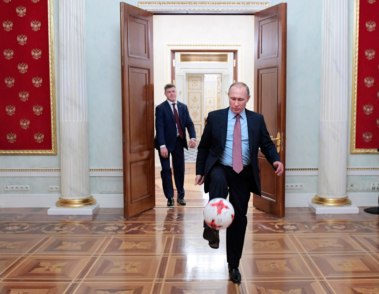  El presidente ruso Vladímir Putin con un balón de la Copa Confederaciones durante la reunión con Gianni Infantino, presidente de la FIFA. 