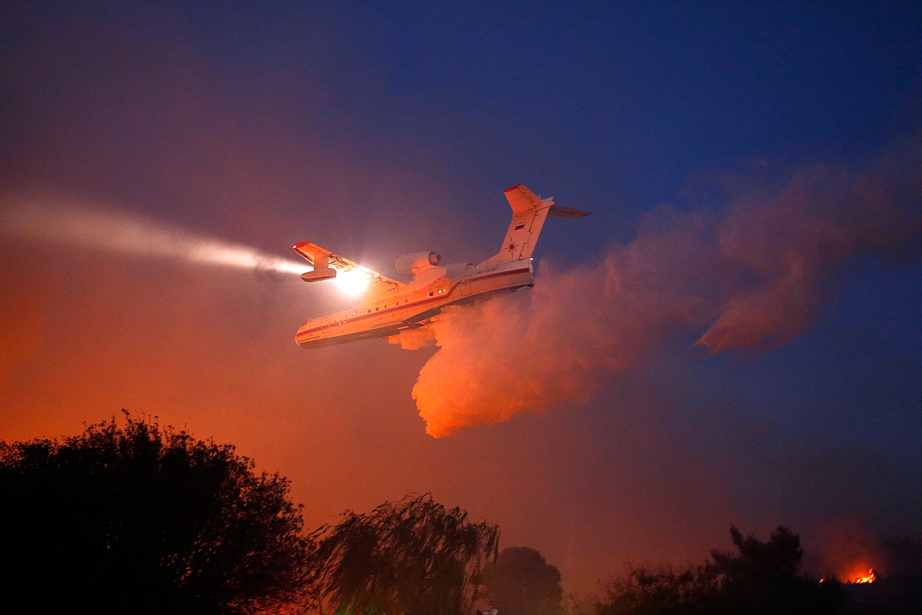 Руски авион Бериев Бе-200 помага во гаснењето на пожар во Натаф, недалеку од Ерусалим, Израел. 