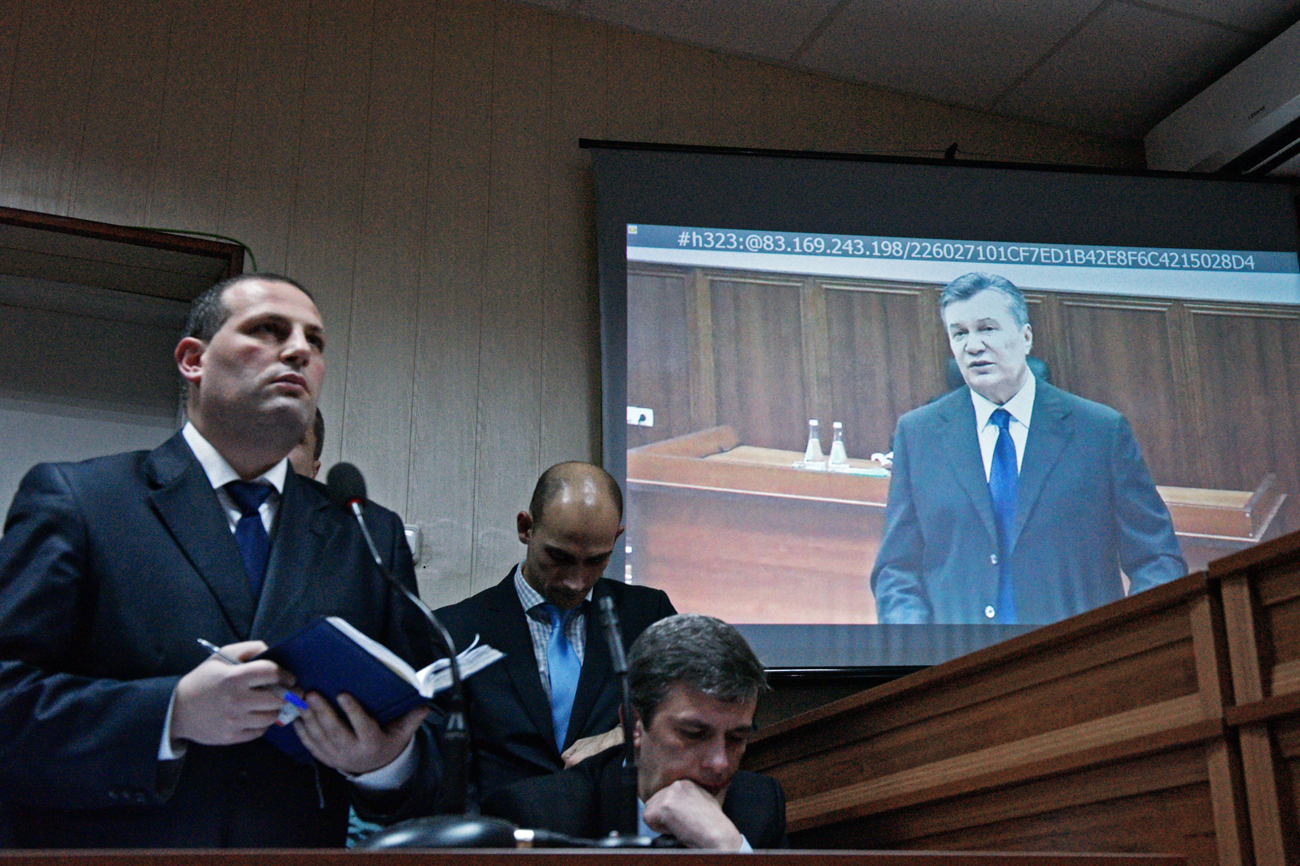 Бившият президент на Украйна Виктор Янукович, намиращ се в Ростовска област, Русия, отговаря на въпросите на киевския съд чрез видеовръзка.