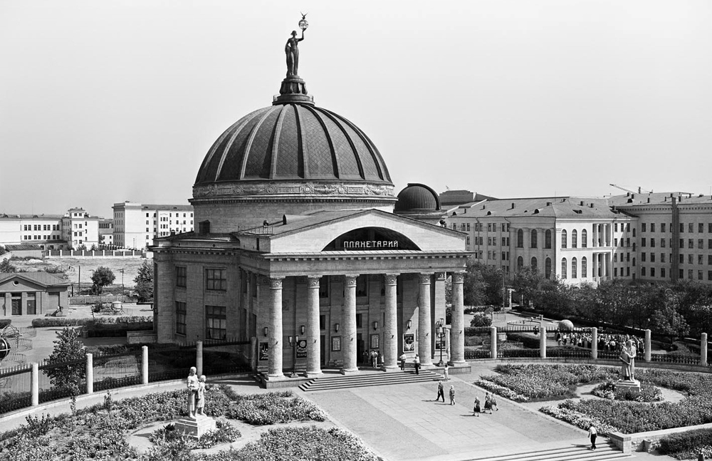 The architectural avant-garde style, which prevailed between 1918 and 1932 was followed by the era of Stalin’s neoclassicism – the so-called “Grand Style”. In 1931 Moscow’s reconstruction project was approved, and then the ambitious construction program spanning the whole USSR was launched. // Planetarium, Volgograd, 1960