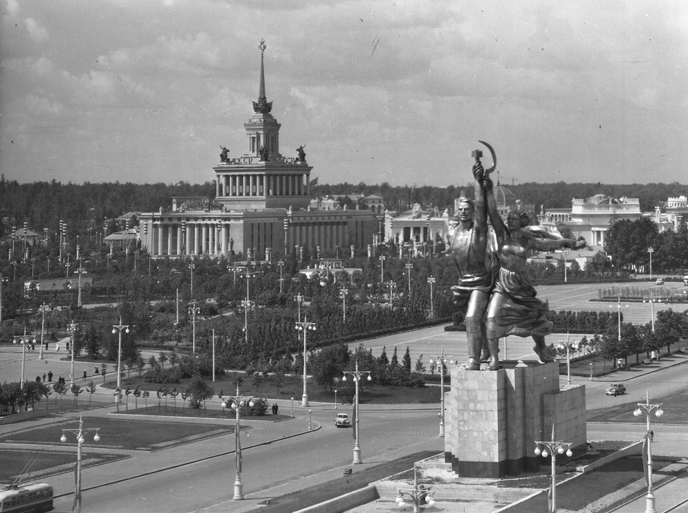 In 1935 Moscow saw the birth of the VDNKh exhibition park with its eclectic mix of monumental Stalinist architecture and a full range of historical styles ranging from Gothic to Art Nouveau. The monument that became symbolic of VDNKh is 