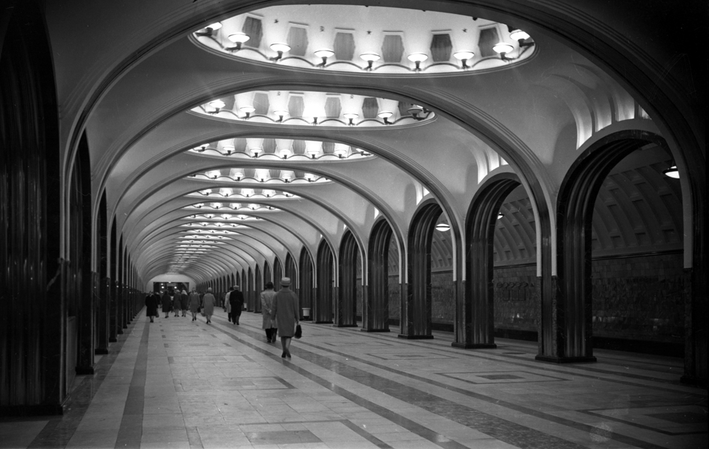 Für die Schönheit und Extravaganz ihrer Stationen ist die Moskauer Metro weltweit berühmt. Seit 1935 dient die U-Bahn den Menschen. Inzwischen ist sie zu einem der größten Untergrund-Verkehrsnetze der Welt ausgewachsen – und zu einem der am engsten getakteten. // Die Majakowskaja-Station in Moskau, fünfziger Jahre