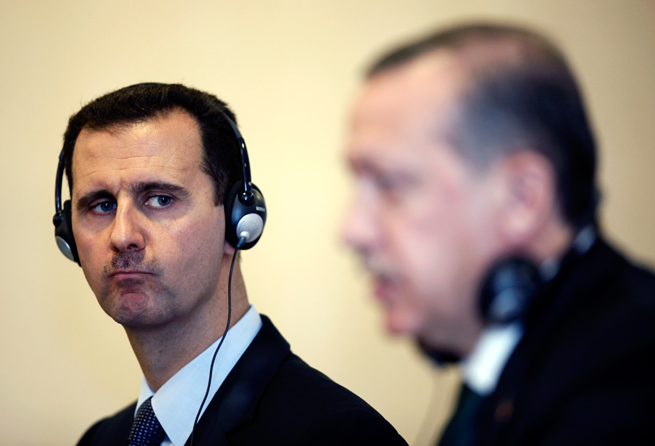 Erdogan (dir) e Assad durante coletiva de imprensa em 2010