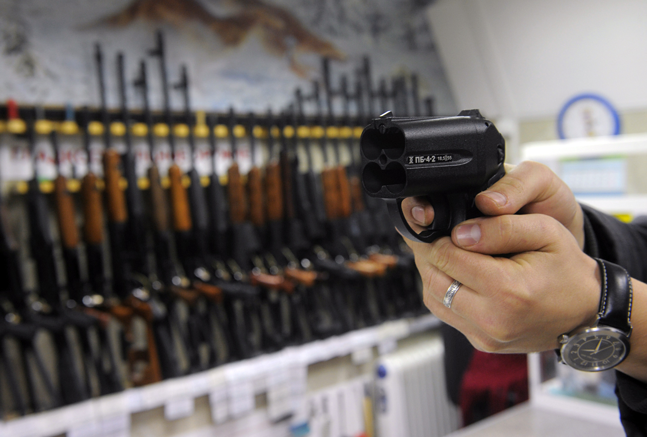 Купувач пробва пистолет "Оса" в оръжеен магазин в Москва.