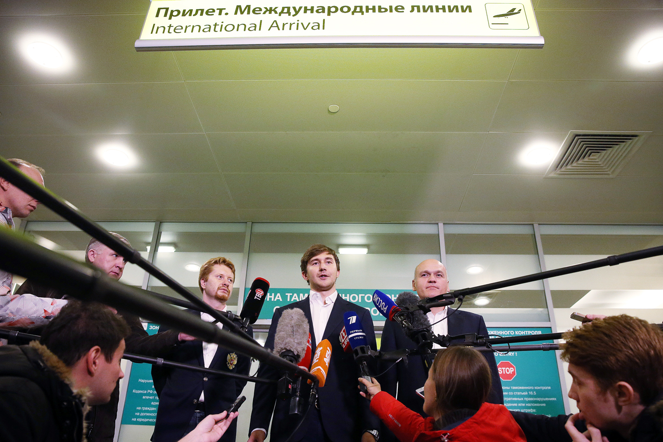 Sergey Karjakin devant les journalistes à son arrivée à Moscou. 