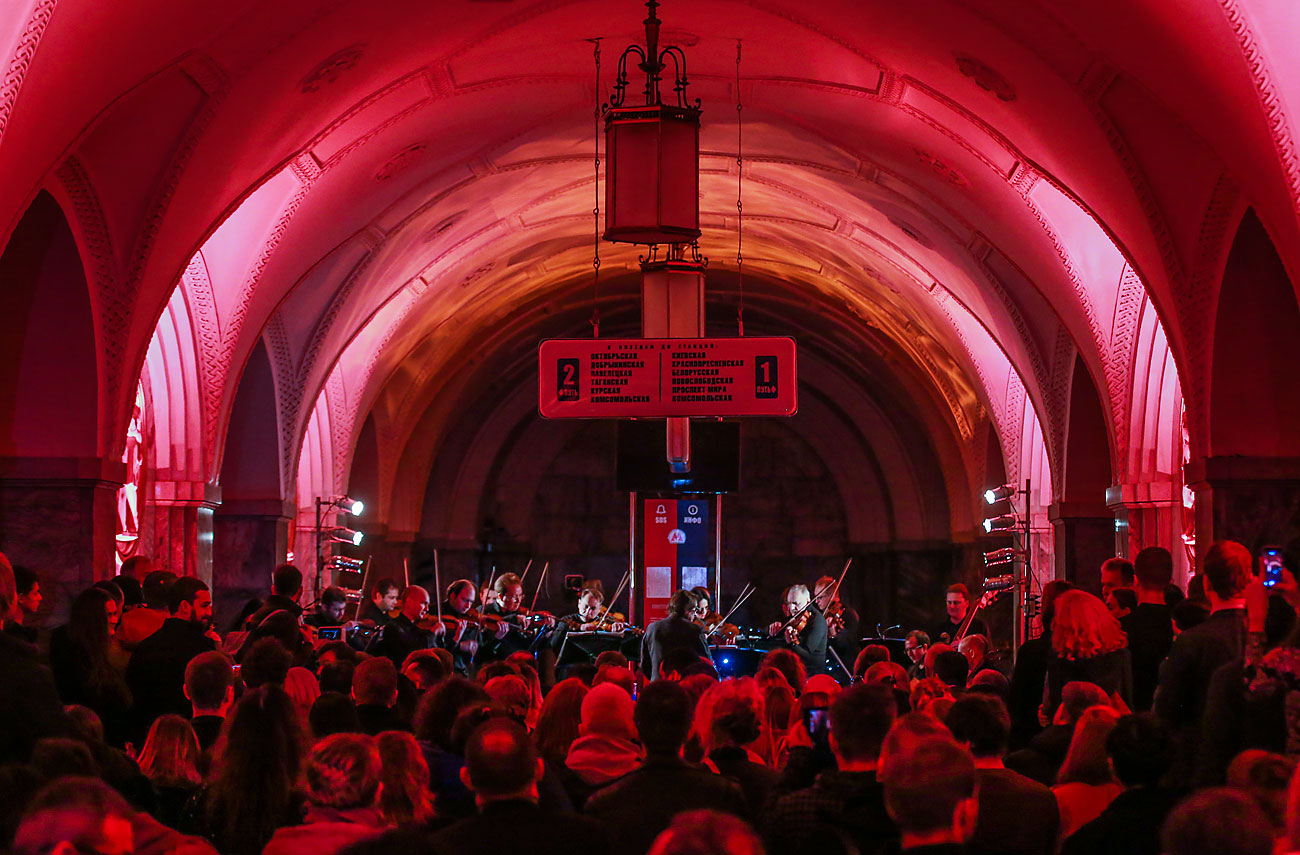 Рускиот диригент и виолинист Јуриј Башмет и неговиот Московски соло камерен оркестар во московското метро станица „Парк на културата“. 3 декември 2016, Москва, Русија.