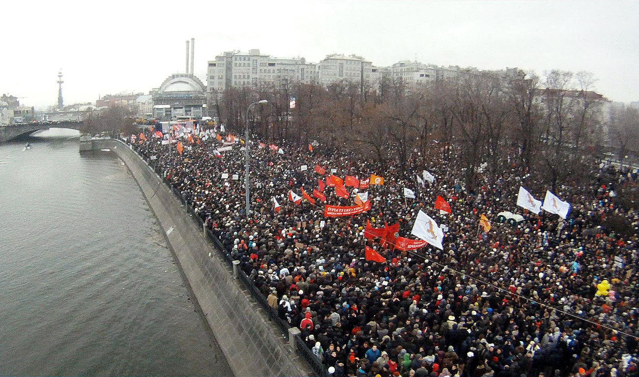 Folla di gente in piazza Bolotnaya a Mosca durante le manifestazioni di protesta del 2011.