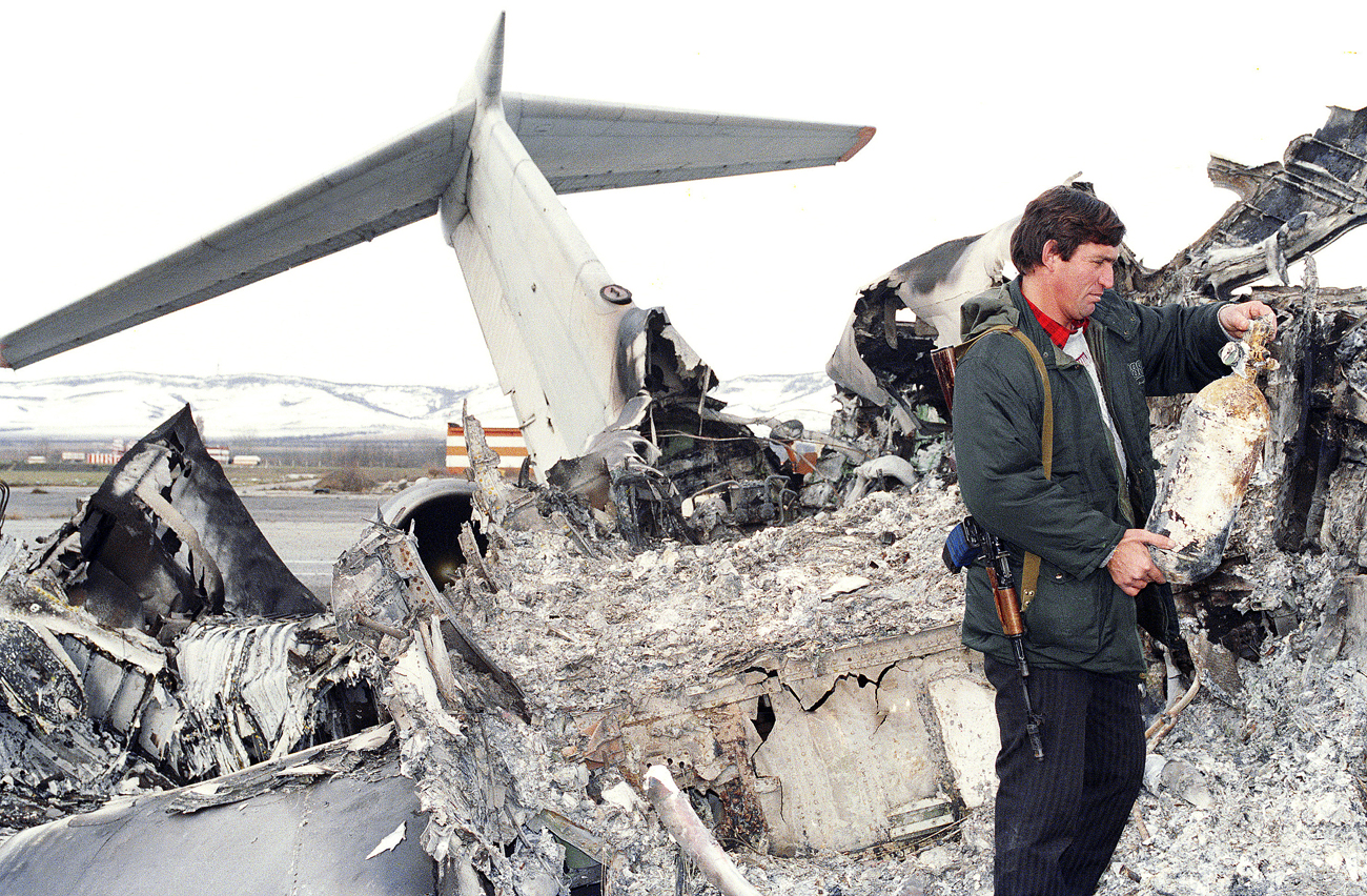 Останки на унищожения граждански самолет Ту-134 до летището в Грозни, 30 ноември 1994 г.