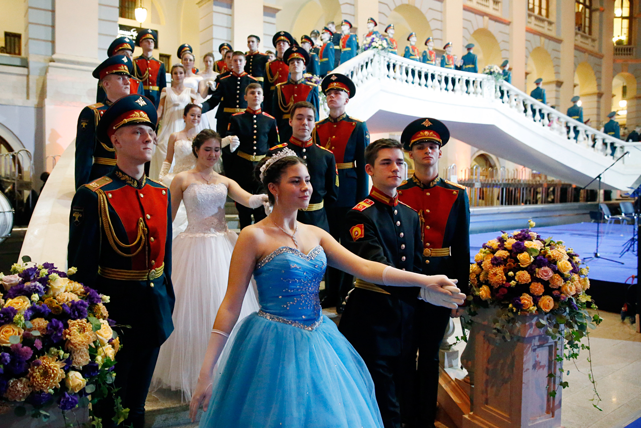 Кадети во униформи и девојки во свечени фустани во Гостиниј Двор на Меѓународниот бал на кадети во Кремљ. 8 декември 2016, Москва, Русија.