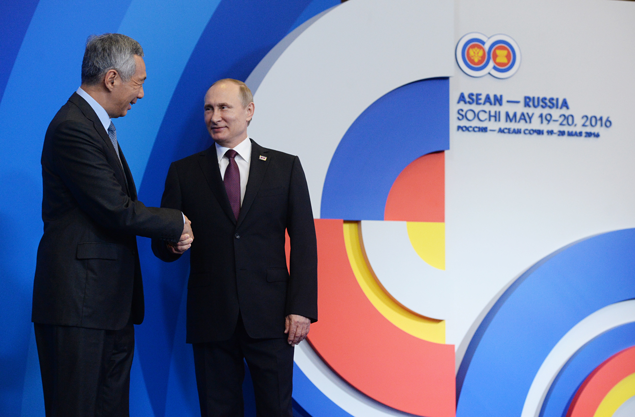Presiden Rusia Vladimir Putin dan Perdana Menterin Singapura Lee Hsien Loong di KTT ASEAN-Rusia di Sochi tahun 2016.