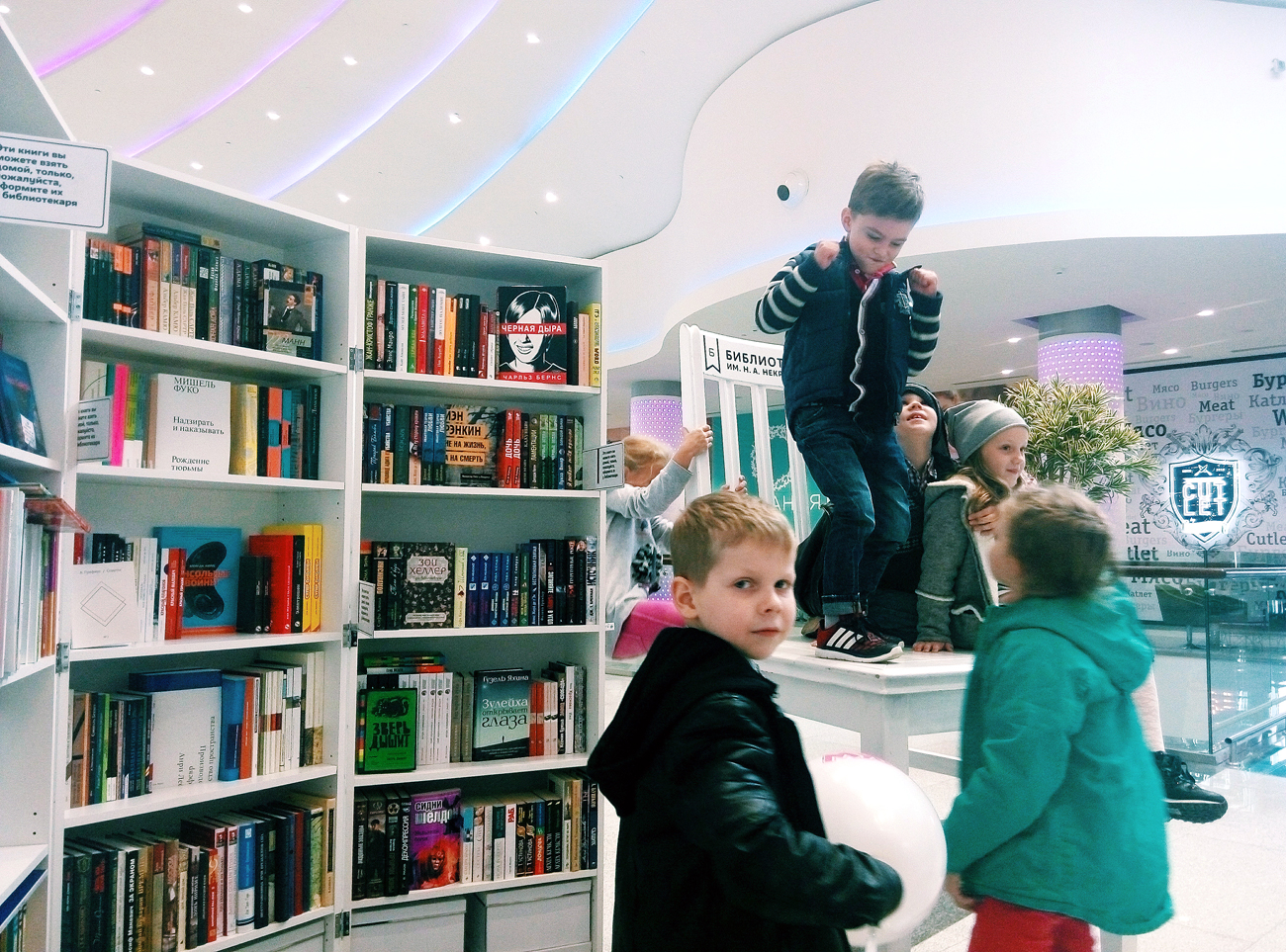In un affollato centro commerciale di Mosca ora esiste anche un'isola di tranquillità e di libri. 