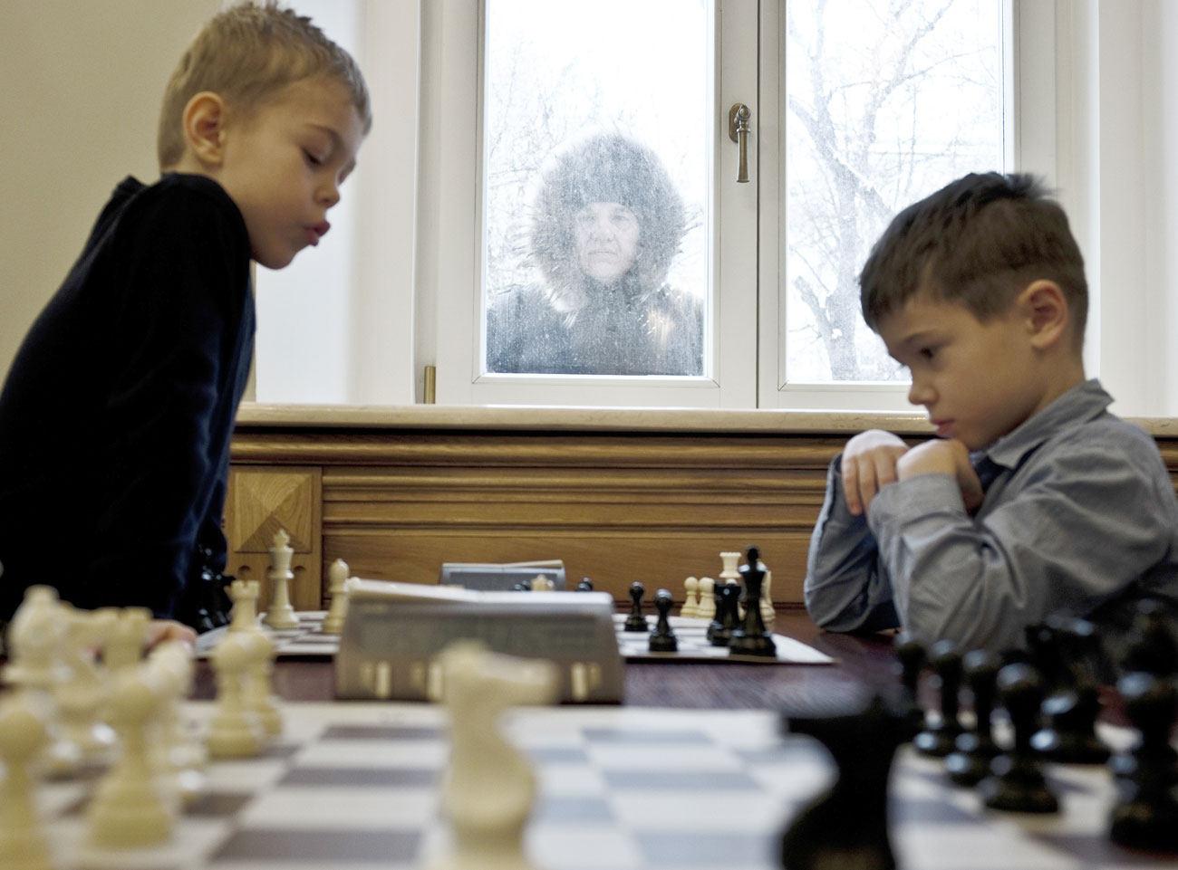 Participantes en una partida de la 10º edicicón de la copa Grand Baby Chess en la Escuela Rusa de Ajedrez. 