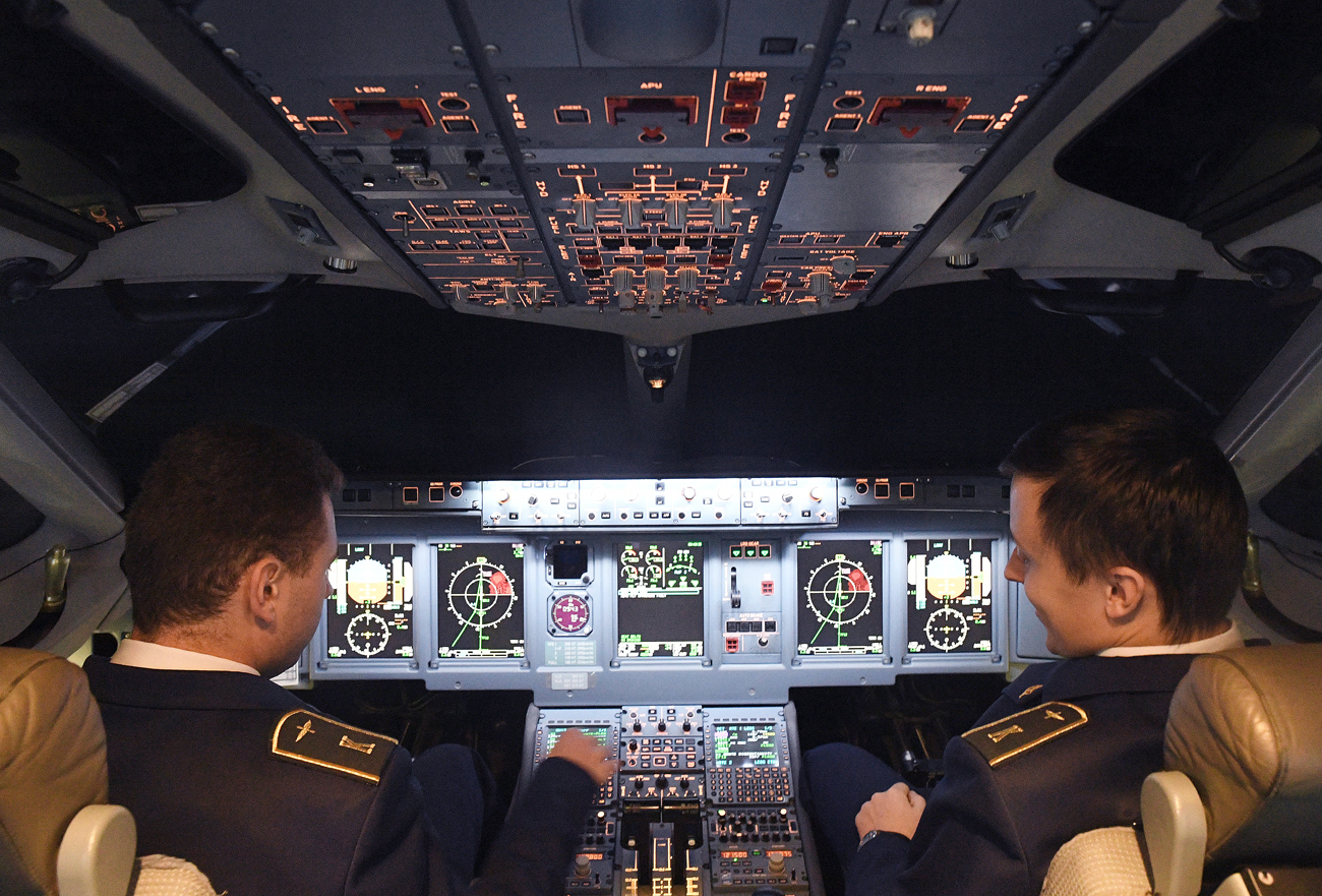 Учесници во натпреварот во плиотирање на Сухој Суперџет 100 „Најдобриот на небото“ во пилотската кабина на SSJ-100 Full Flight Simulator (FFS) во тренинг-центарот на Аерофлот на аердромот Шереметјево. 
