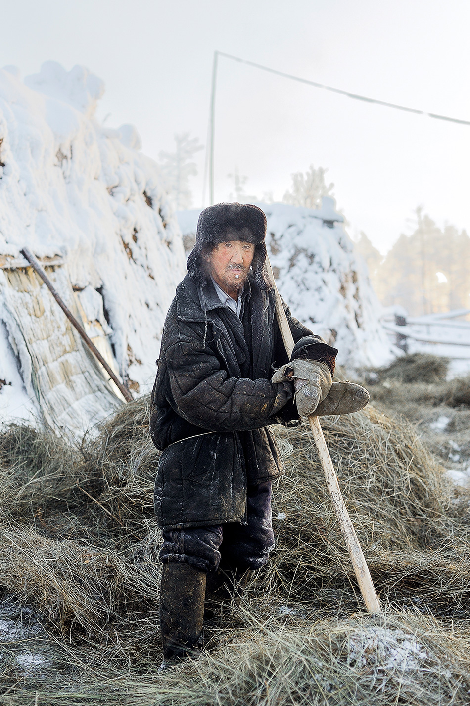 Jakutsk je prestolnica Jakutije v severovzhodni Rusiji in je najbolj mrzlo poseljeno mesto tovrstne velikosti na svetu (ima okoli 280 000 prebivalcev, op. prev.). Mesto leži na bregovih reke Lene, pozimi pa je povprečna temperatura – 40 °C, mesto obkroža gosta megla. V manjših okoliških naseljih se včasih temperature spustijo še nižje.