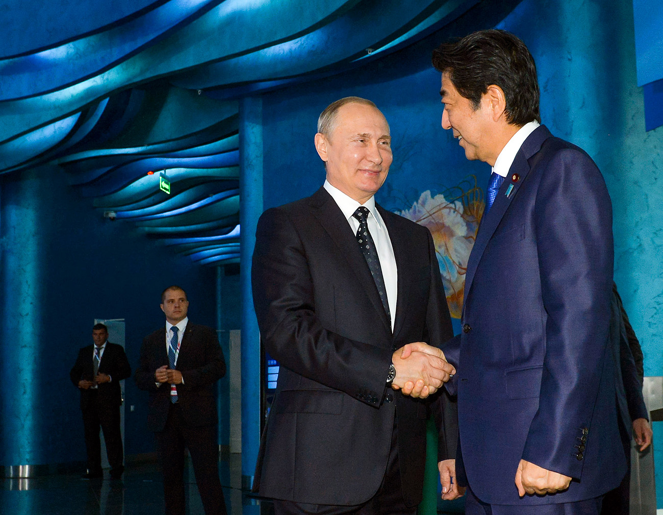 9月3日、ウラジオストク。ロシアのプーチン大統領と日本の安倍首相が、東方経済フォーラムが開催されたルースキー島にある沿海地方水族館を訪問した。＝