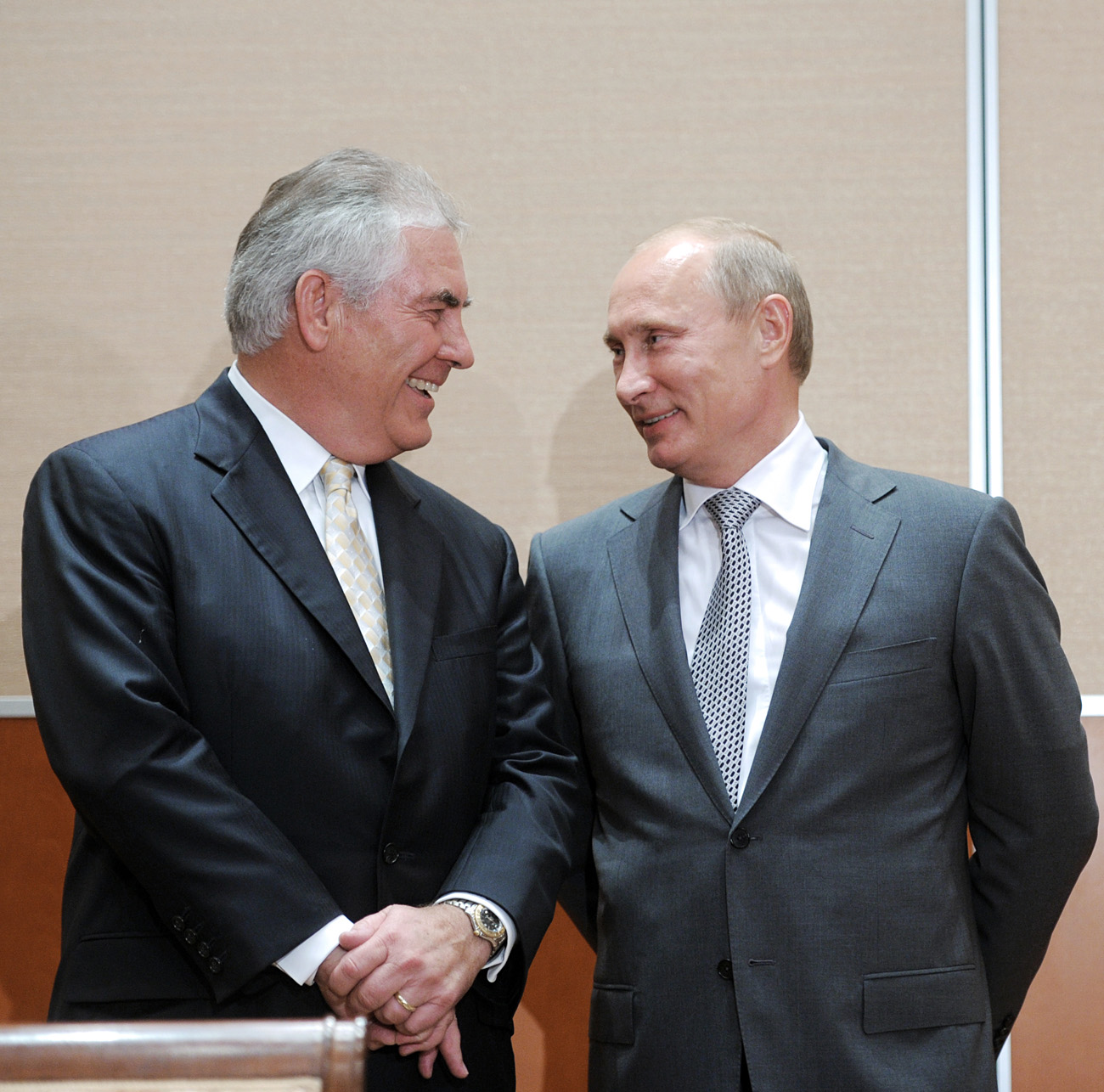 Predsednik in generalni direktor družbe ExxonMobil Rex Tillerson ter ruski premier Vladimir Putin na slovesnosti ob podpisu dogovora o strateškem sodelovanju med ExxonMobil in Rosneftom, 30. 8. 2011.