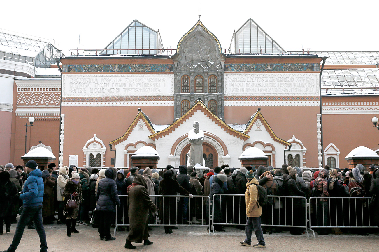 People lined the streets outside the State Tretyakov Gallery in Moscow on Dec. 15. 