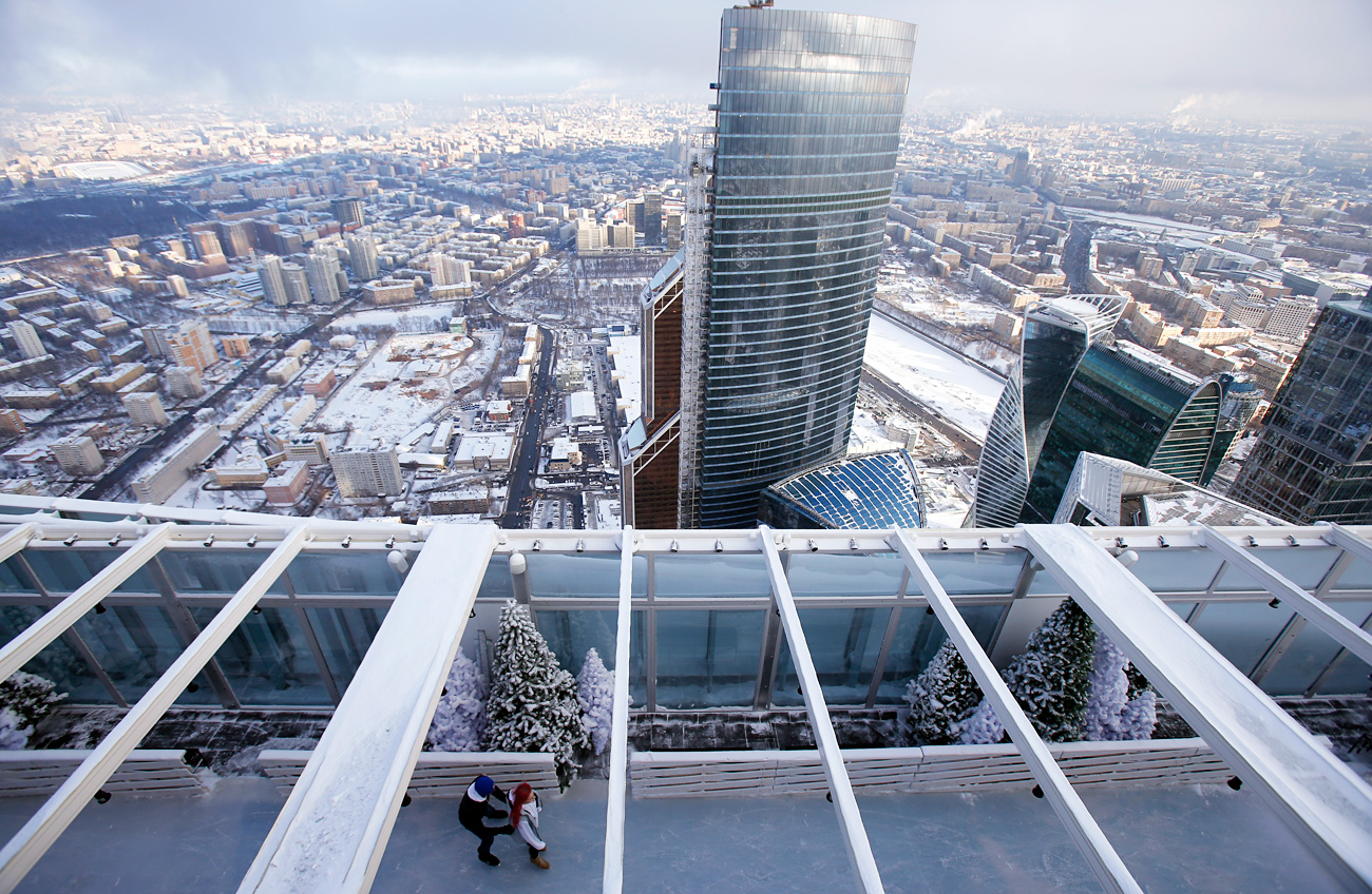 Луѓе се лизгаат на отворањето на лизгалиштето на покривот на облакодерот ОКО, една од кулите на Московскиот меѓународен бизнис центар. 15 декември 2016, Москва, Русија.