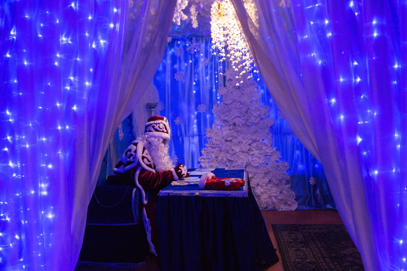 Дедо Мраз во неговата резиденција во музејот и резерват „Старина Сибирскаја“ во Болшеречје, Омск, Русија.