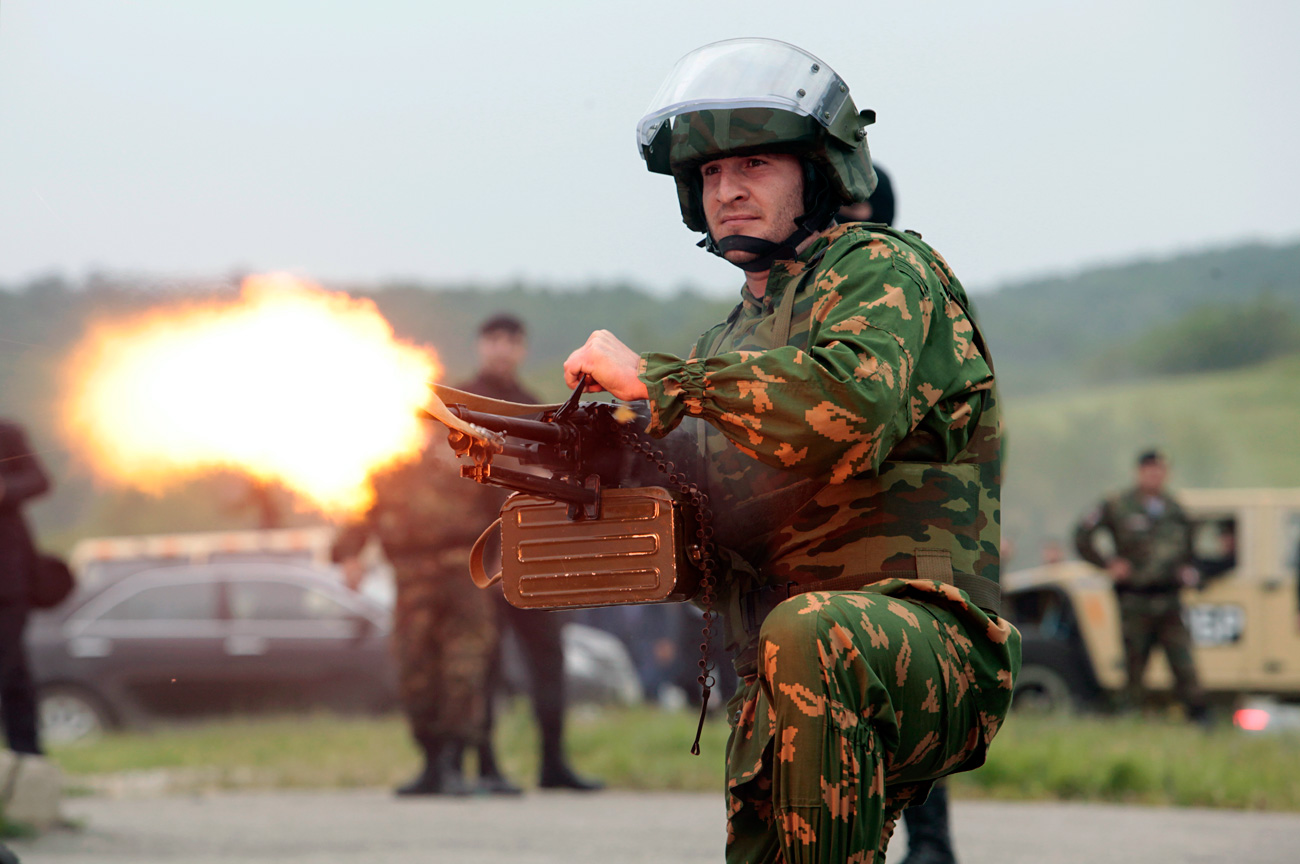 Војник стрела стрела од пушкомитралез во текот на воените вежби во селото Центорој, 80 км јужно од главниот град на Чеченија Грозни,
